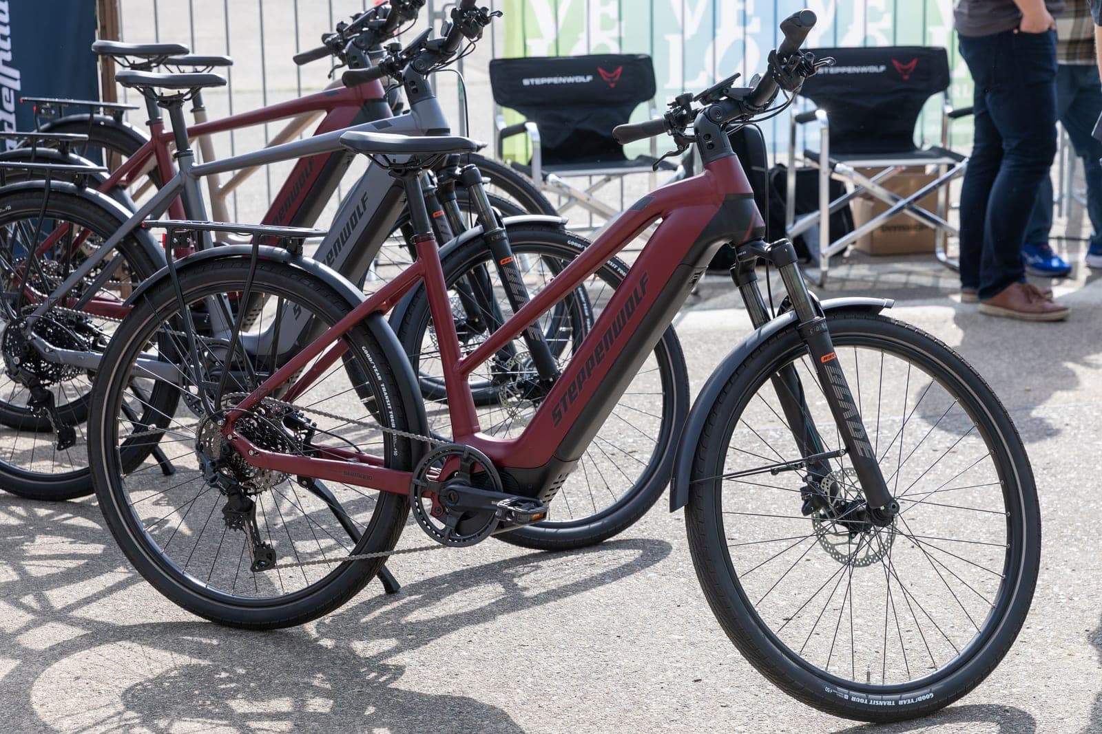 Elektrische stadsfiets met aluminium frame, zijaanzicht