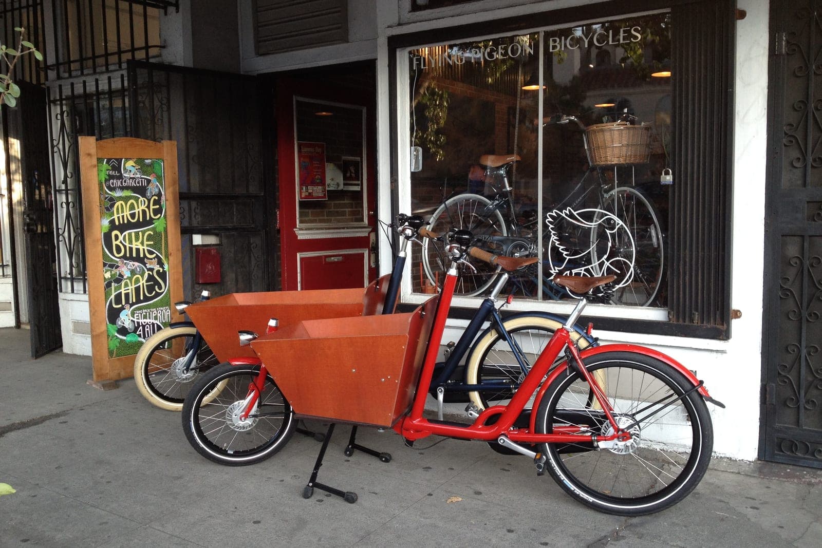 Elektrische bakfiets met bak voorop, zijaanzicht
