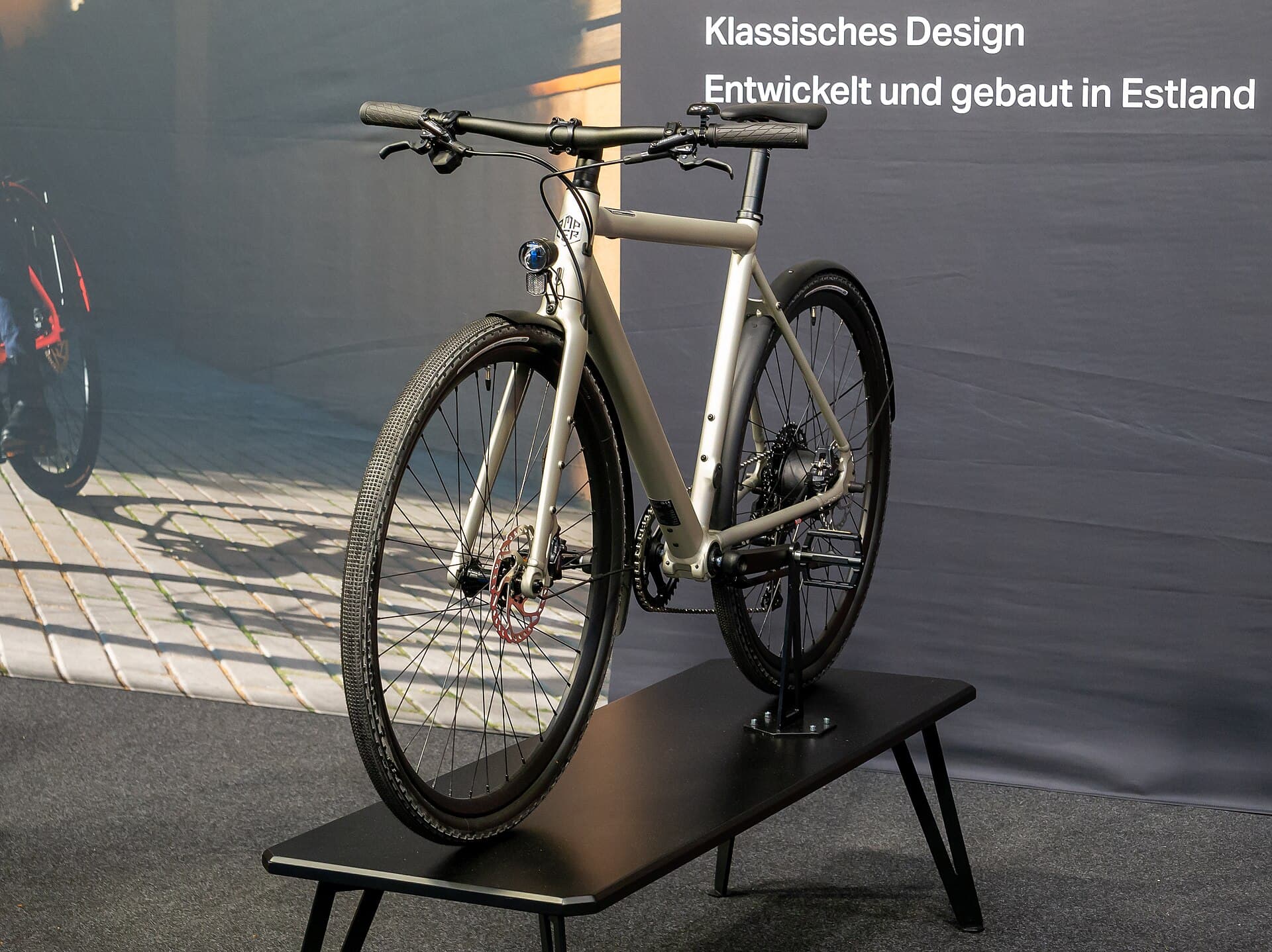 Betaalbare elektrische fiets tegen een neutrale achtergrond