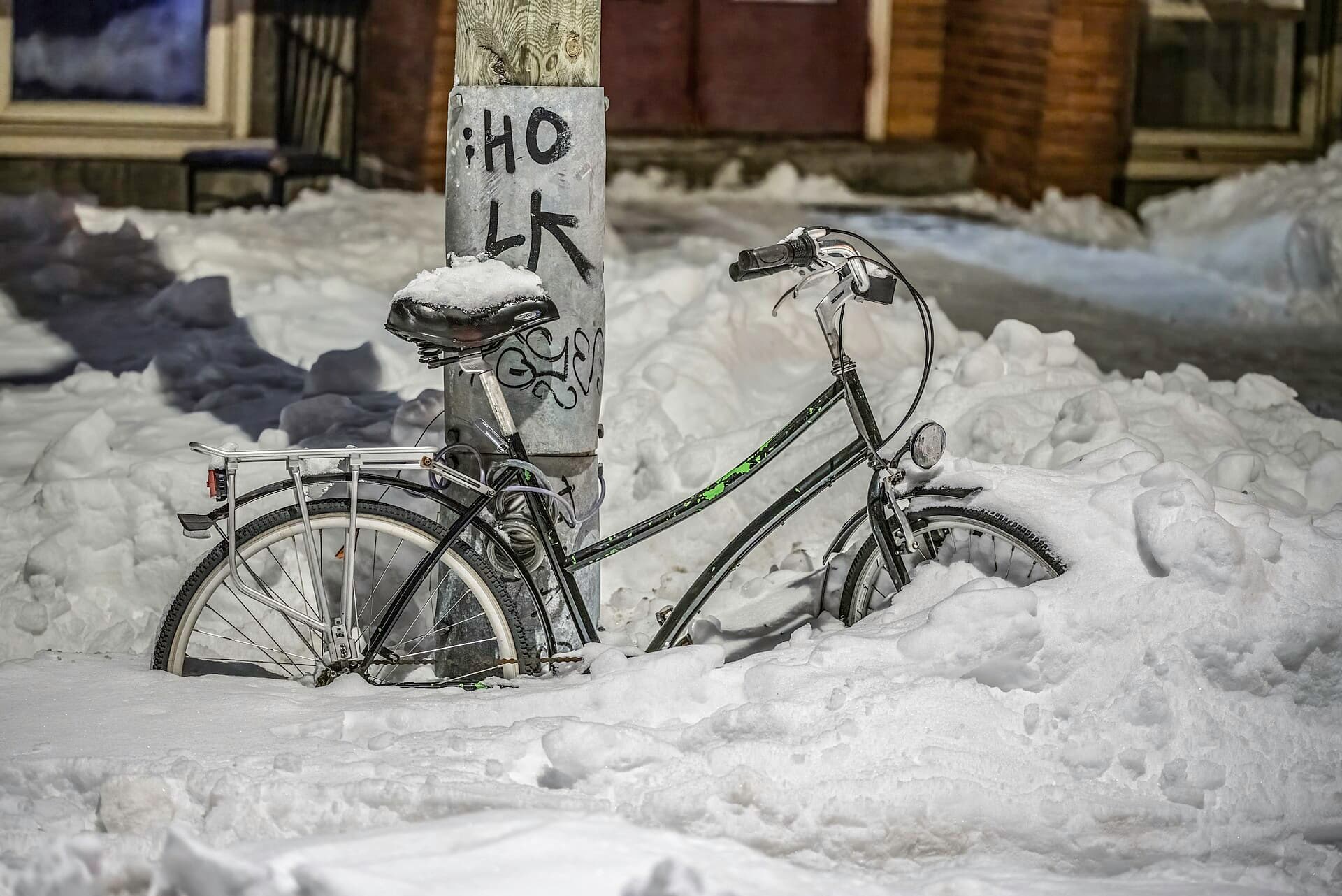 Fiets in de sneeuw tijdens een winterse dag