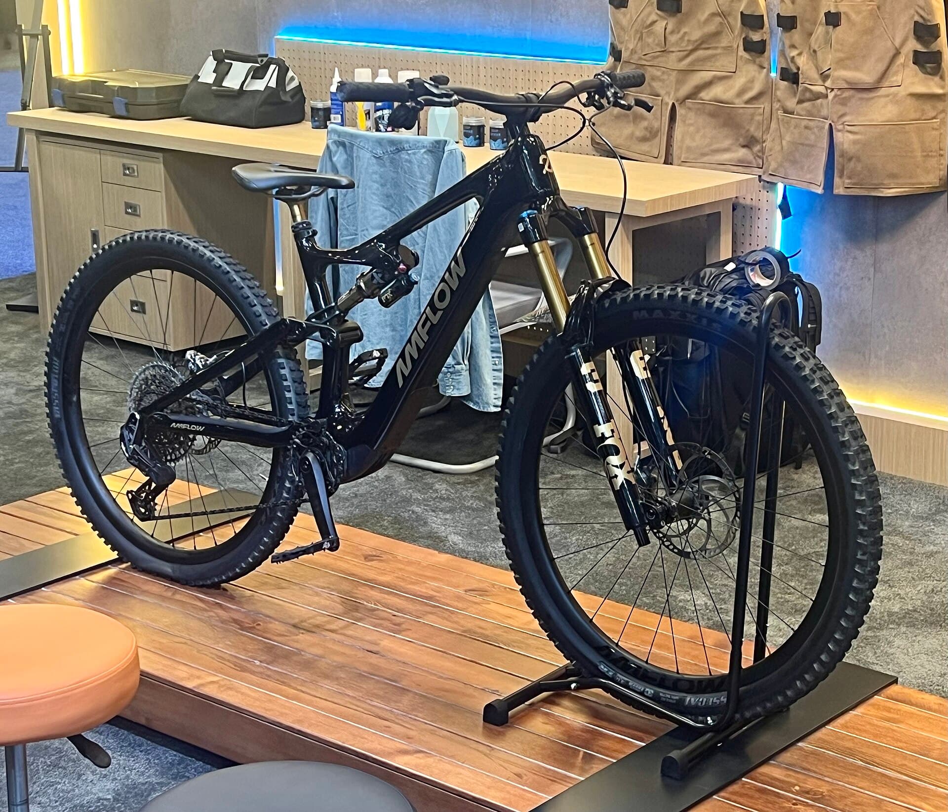 Fietser op een e-bike op een weg buiten de stad