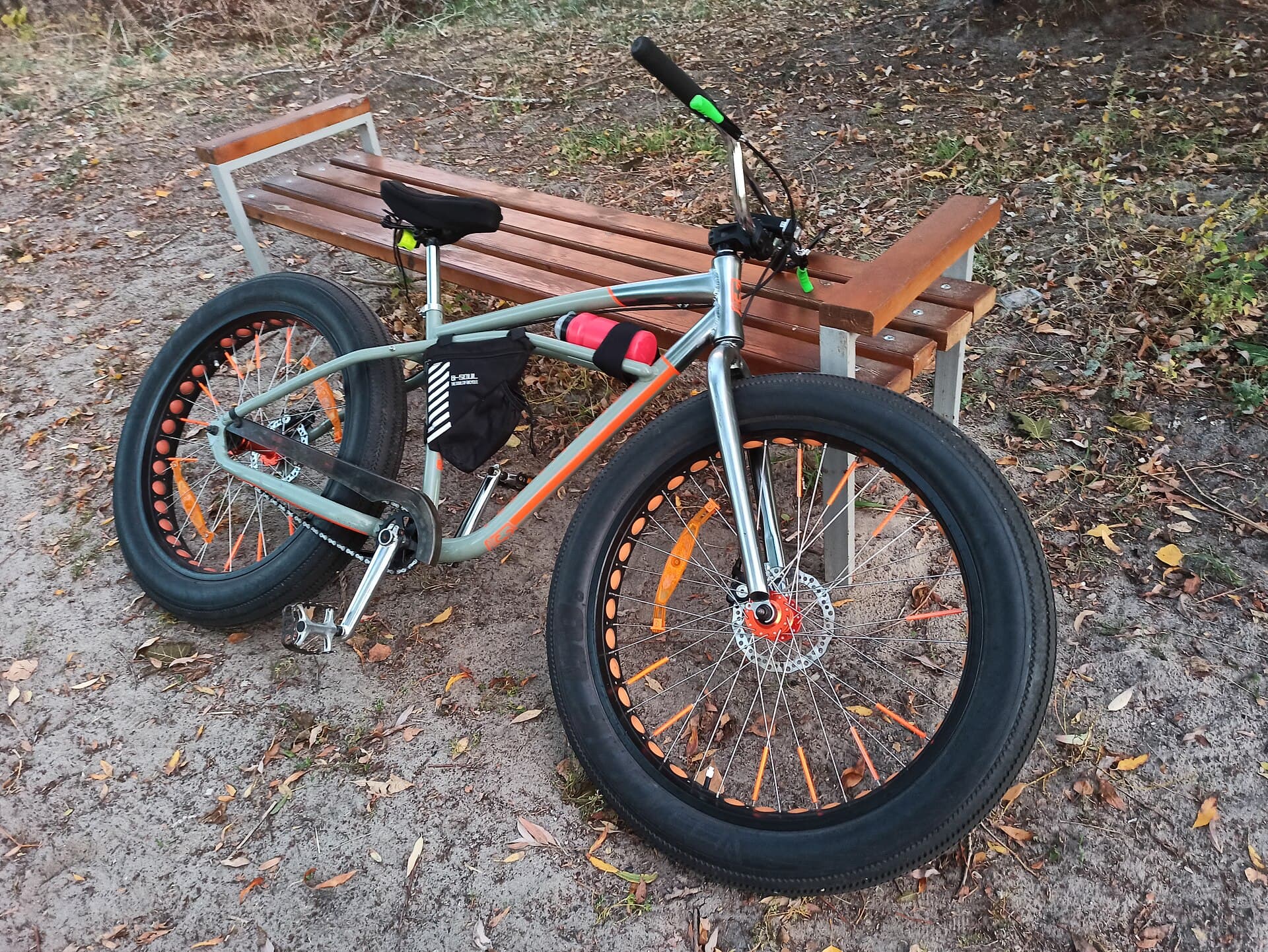 Fatbike met dikke banden in de stad