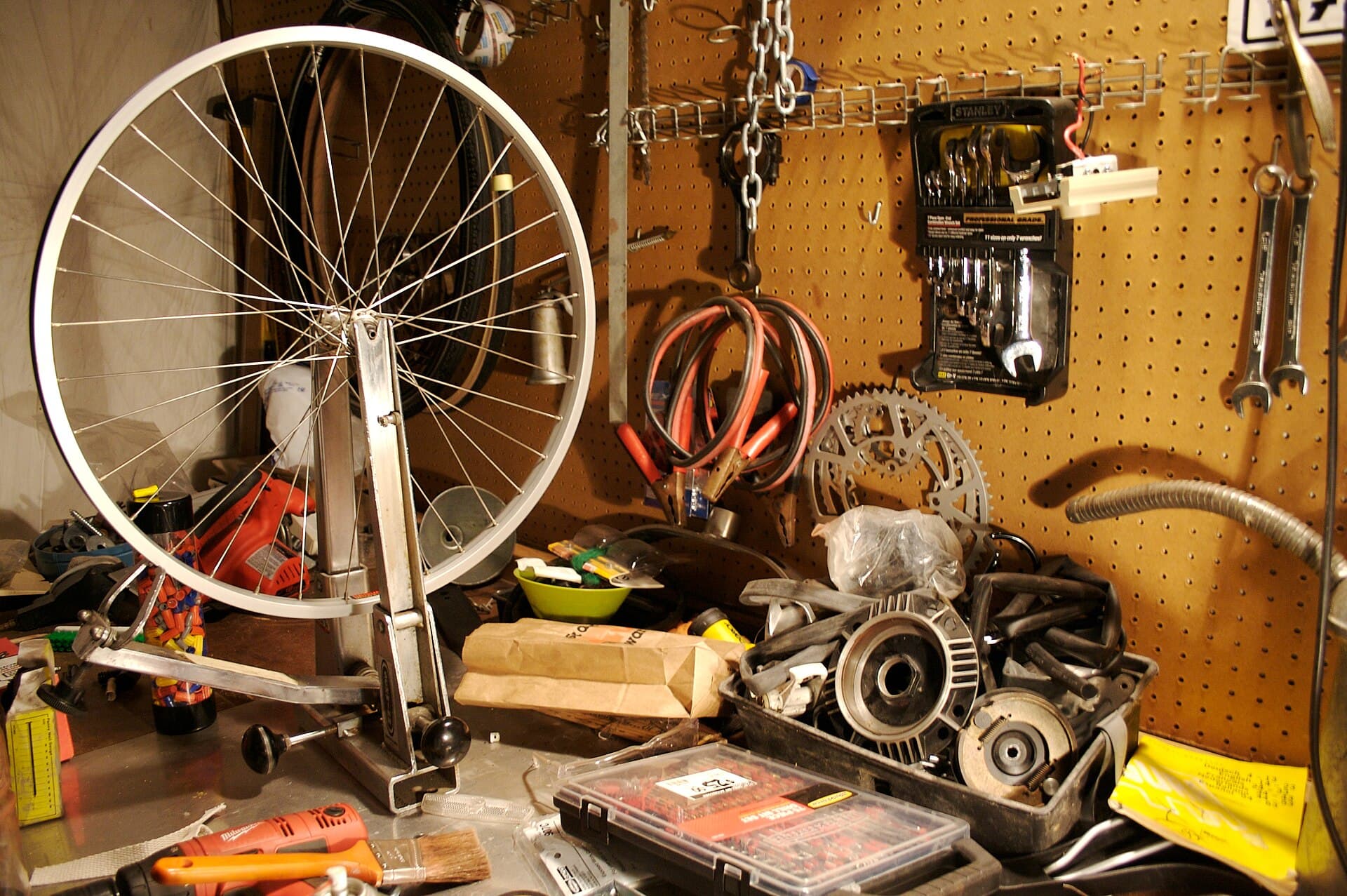 Fiets in een werkplaats met gereedschap voor onderhoud