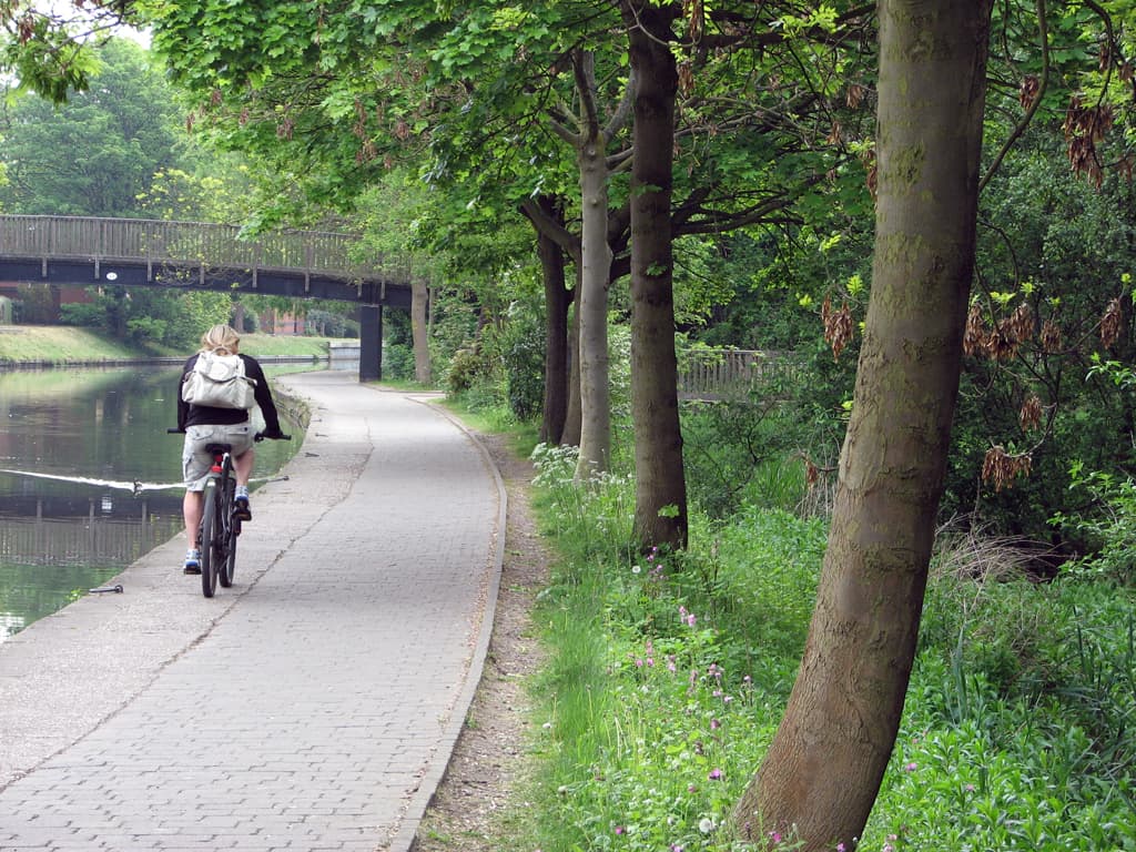 Forens op de fiets onderweg naar het werk in de stad