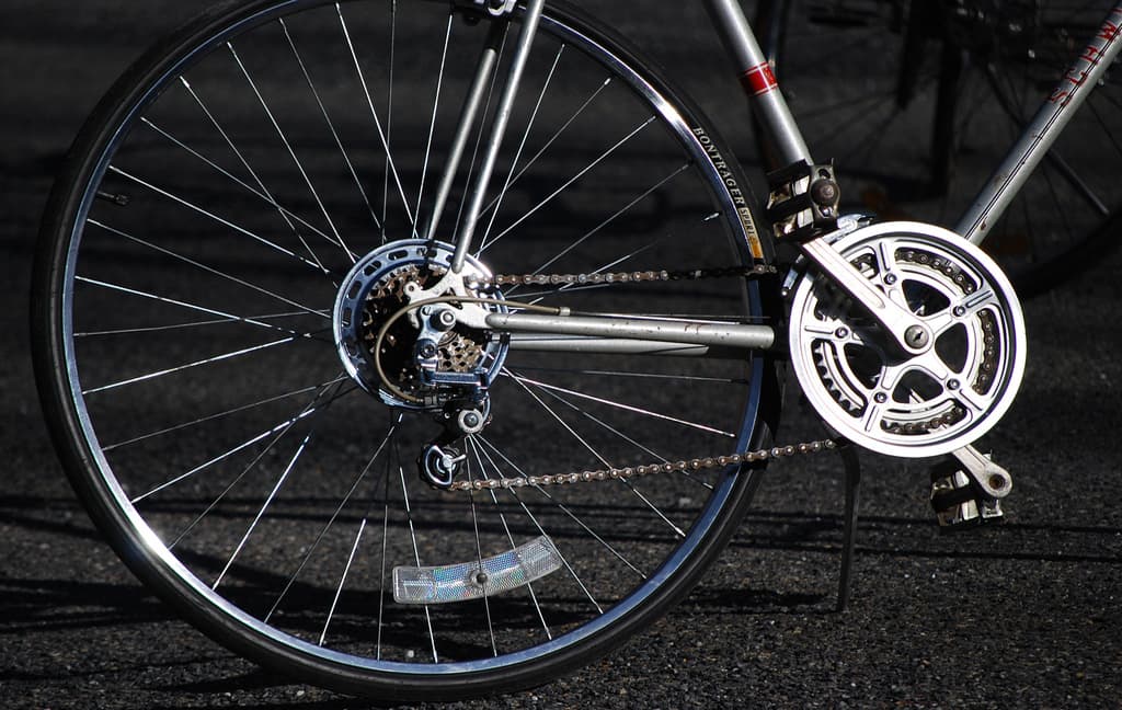 Close-up van een fietsketting en tandwielen
