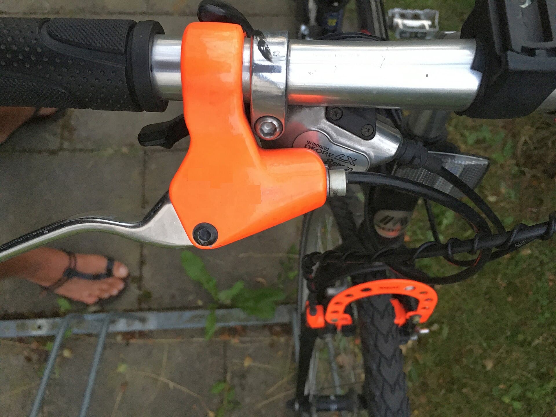 Close-up van een velgrem met remblokken op een fiets