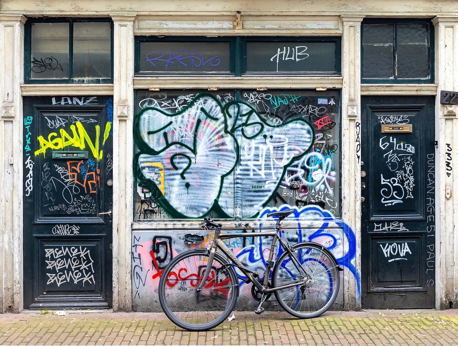 Geparkeerde fiets in een stadsstraat