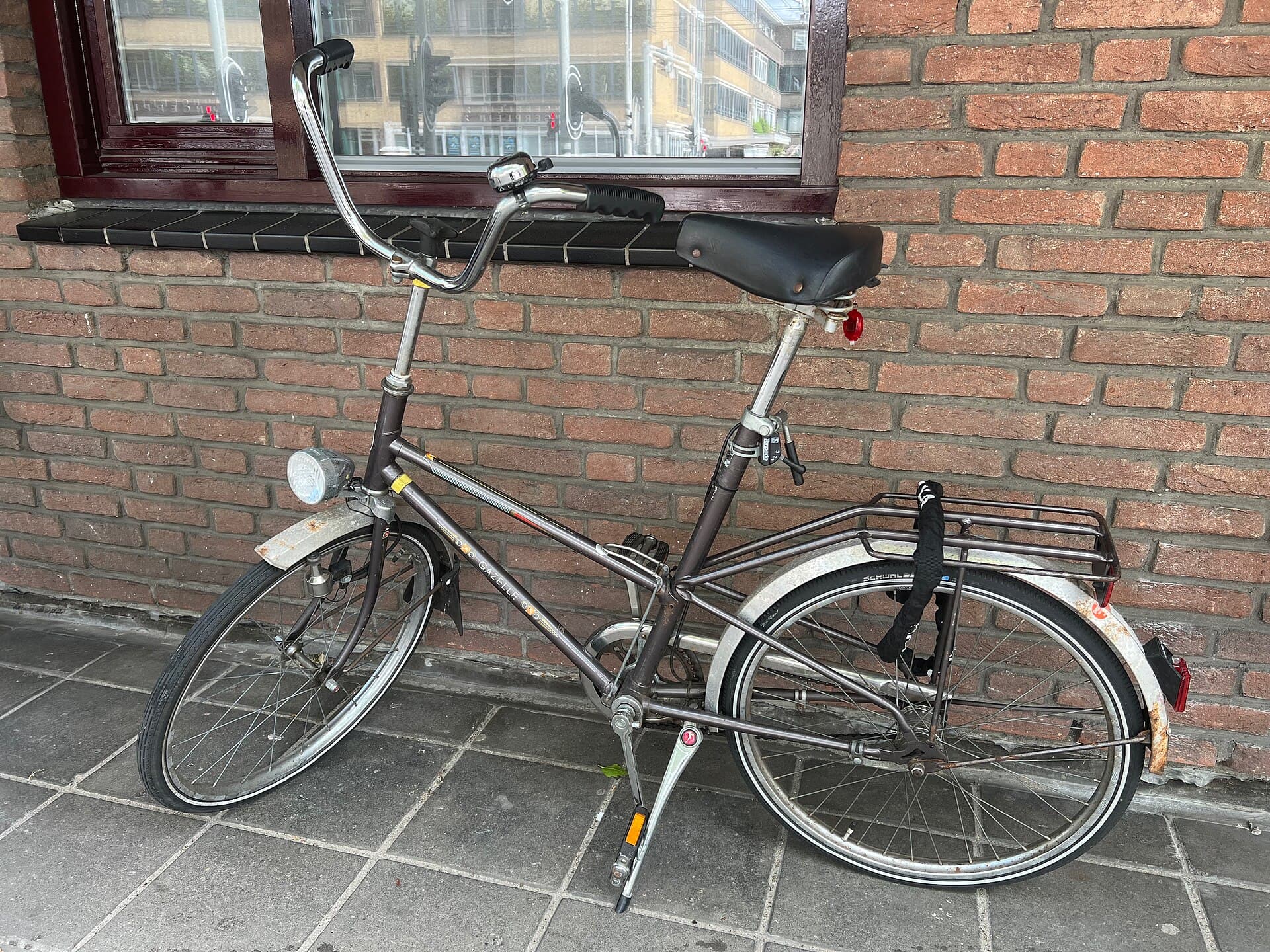 Gazelle-fiets van opzij