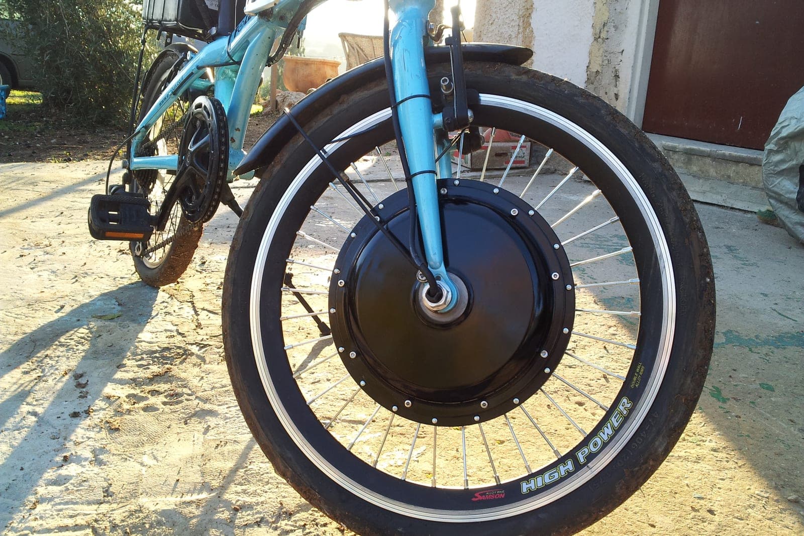 Naafmotor in het voorwiel van een goedkope elektrische fiets