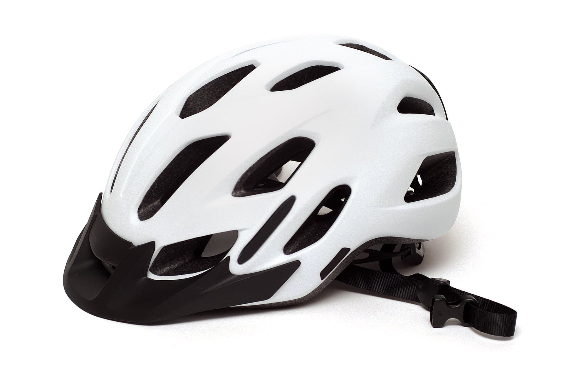 Witte fietshelm met zwart afneembaar zonneklepje en zwarte kinband, gefotografeerd op een witte achtergrond