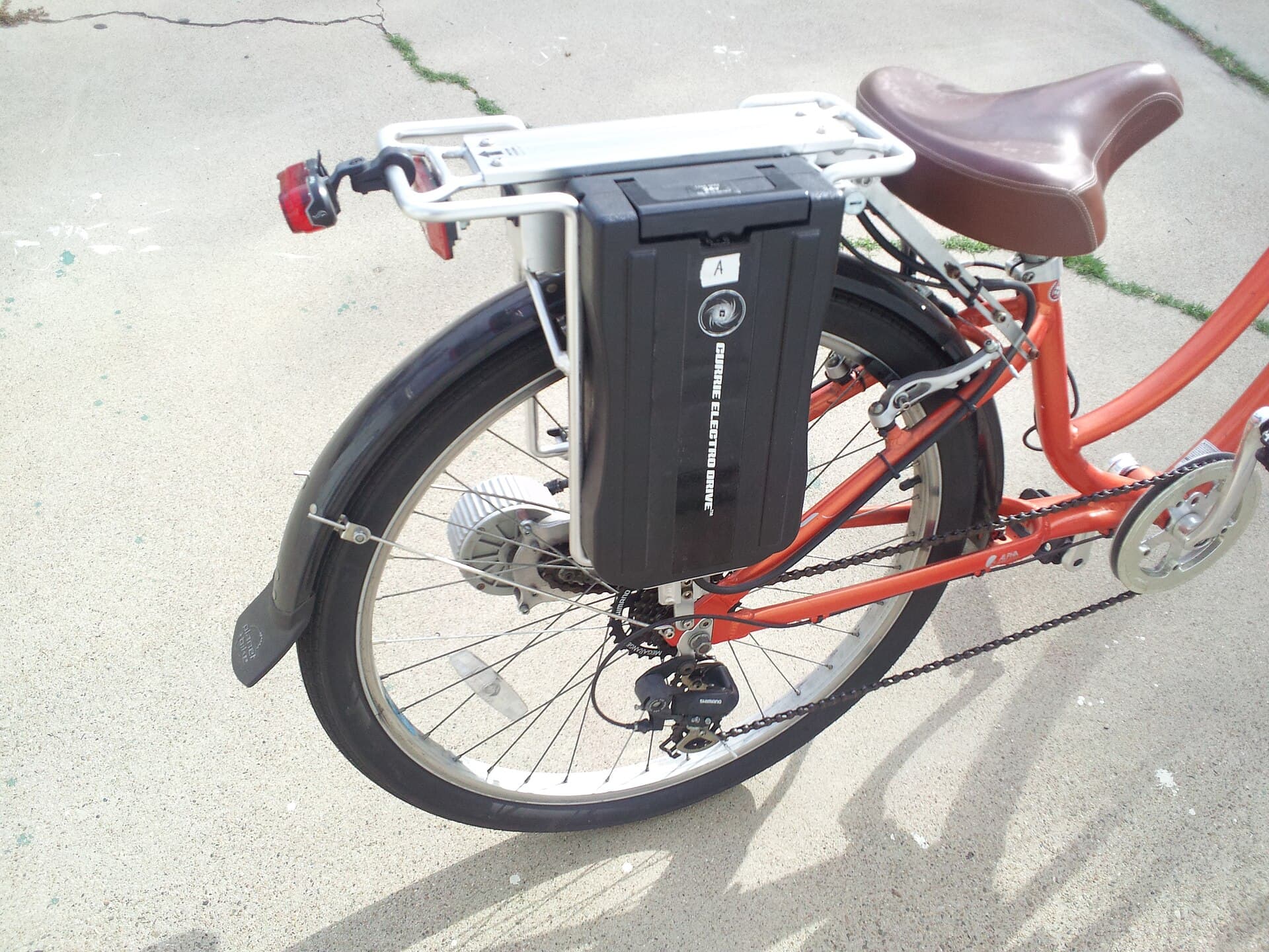 Uitneembare accu van een elektrische fiets in close-up