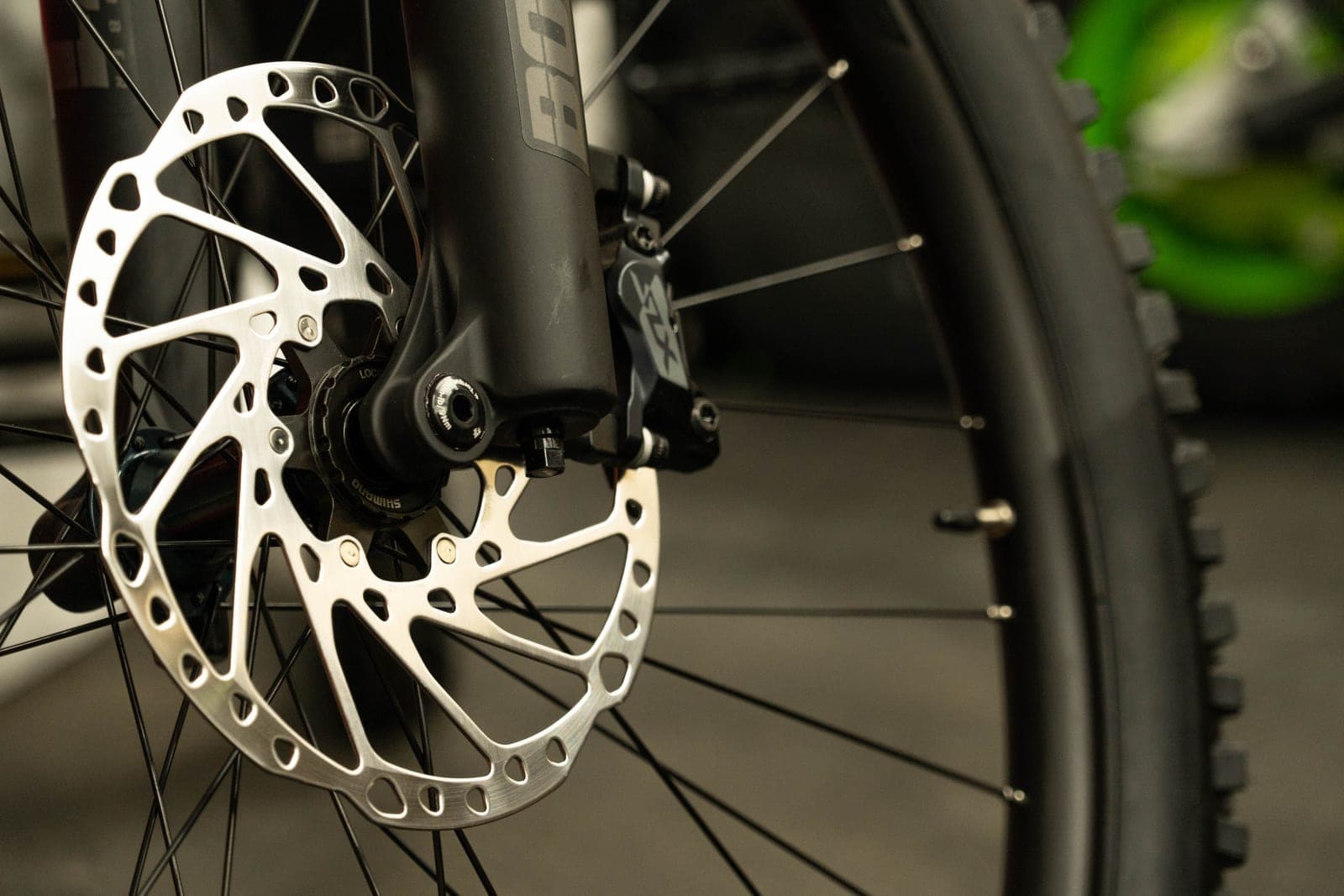 Close-up van een hydraulische schijfrem met remklauw en remschijf op een fiets