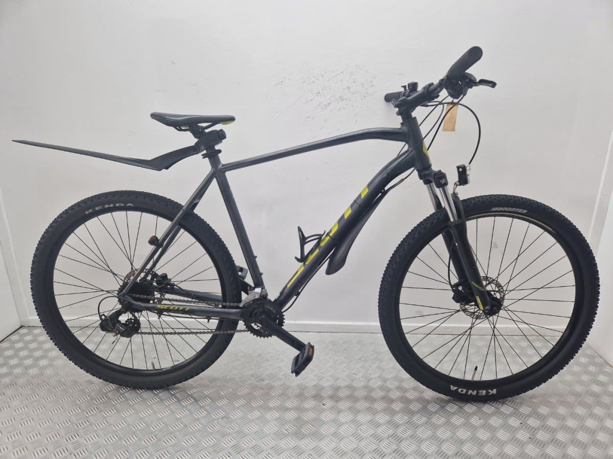 Antracietgrijze Scott Aspect hardtail mountainbike met gele accenten, voorvering en schijfremmen, zijaanzicht