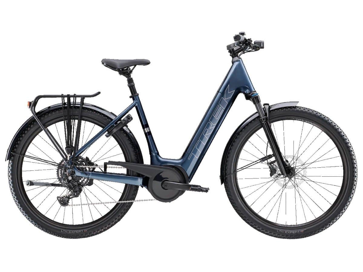 Trek Verve+ elektrische stadsfiets met lage instap in donkerblauw, zijaanzicht met Bosch middenmotor, geïntegreerde accu, bagagedrager en schijfrem