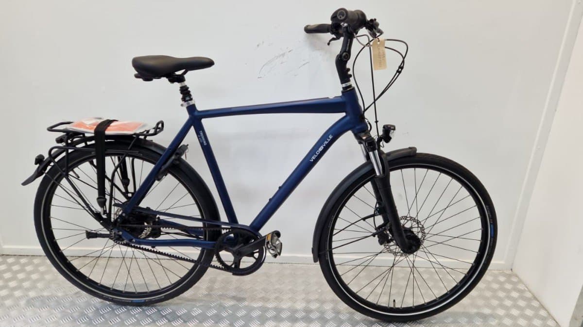 Tweedehandsfiets met prijskaartje in de werkplaats van Budget Bike
