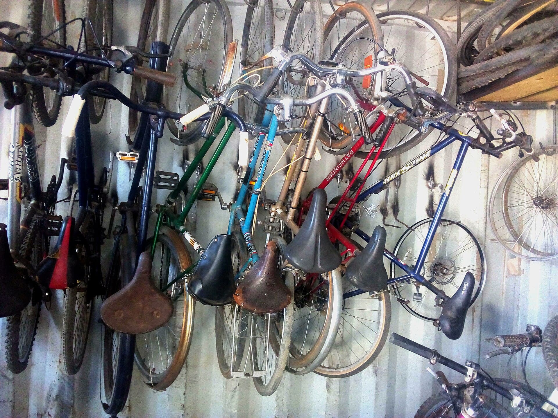 Rij tweedehands fietsen die te koop staan