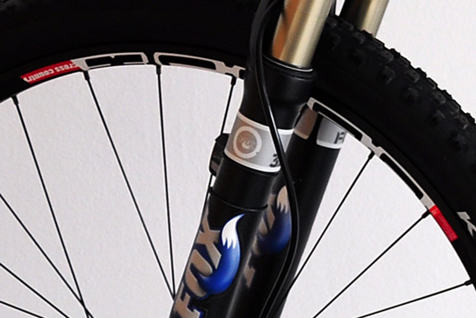 Geveerde voorvork op een fiets, close-up